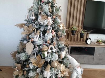 Новогодишна елка-украсена