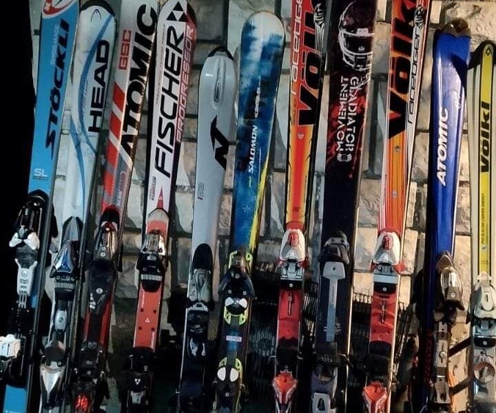 Се изнајмуваат скии.